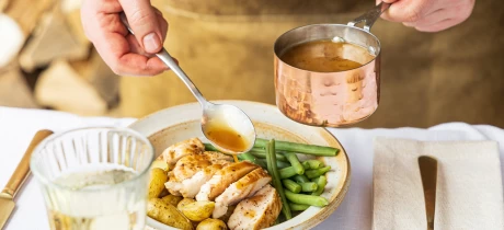 Kipfilet in romige dragonsaus met sperziebonen en krieltjes