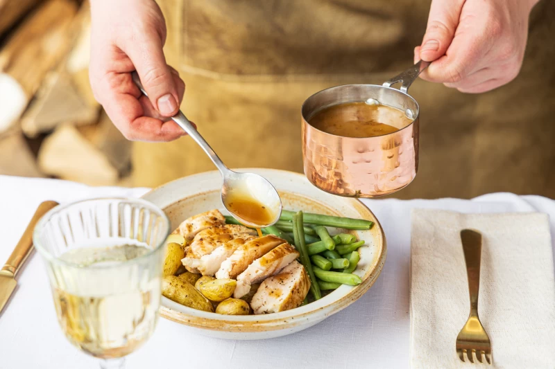 Kipfilet in romige dragonsaus met sperziebonen en krieltjes