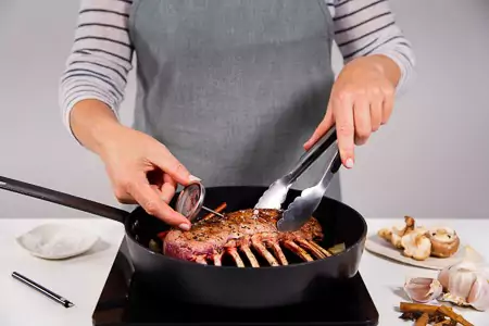 Haal de plastic beschermkap van de thermometer af,