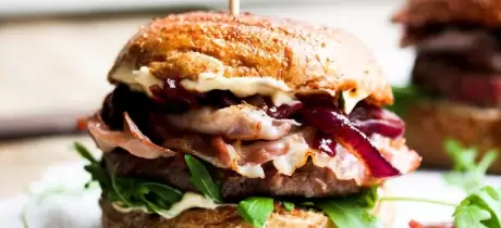 Hamburger met bacon en zoete uiencompote