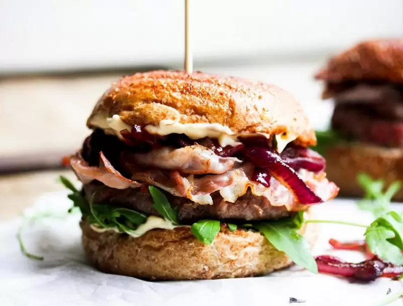 Hamburger met bacon en zoete uiencompote