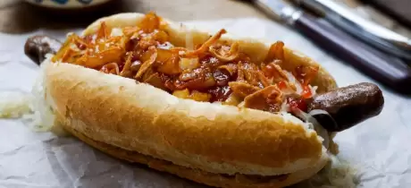 Hotdog met appel en zuurkool