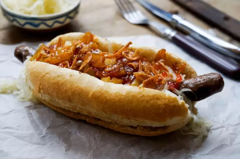 Hotdog met appel en zuurkool