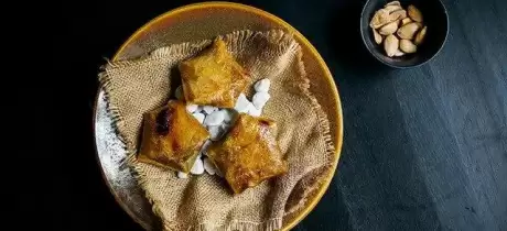 Poulet pastillas met abrikozen en amandelen
