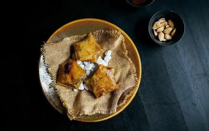 Poulet pastillas met abrikozen en amandelen