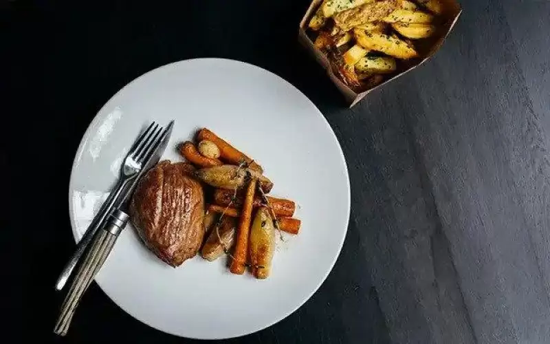 Biefstuk met frites, wortel en ui