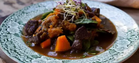 Goulash met spinazie en pompoen