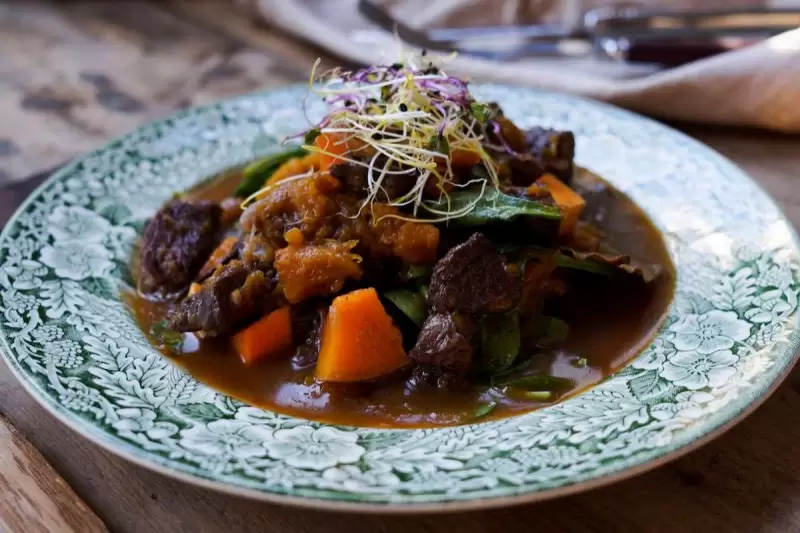 Goulash met spinazie en pompoen