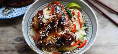 Sticky kippenvleugels met noedels