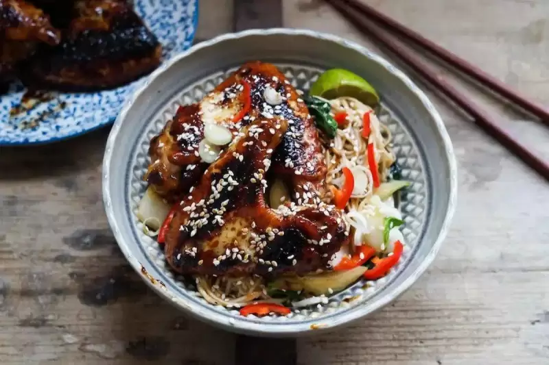 Sticky kippenvleugels met noedels