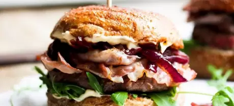 Burger au bacon & compotée d’oignons rouges caramélisés