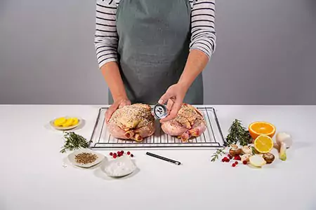 Prik de thermometer (verwijder de beschermkoker) t