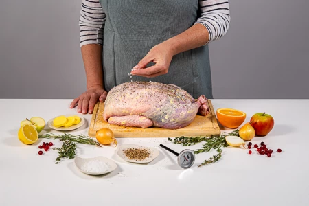 Zet het ovenrooster klaar op het aanrecht en verwa