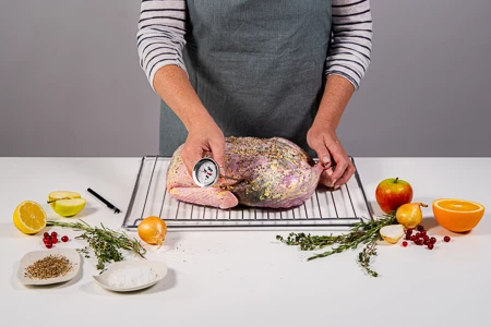 Prik de thermometer (verwijder de beschermkoker) t