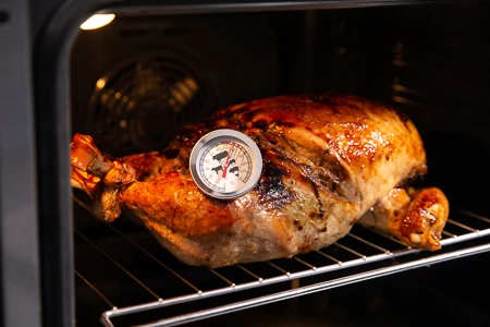 Check na 2,5 uur de kerntemperatuur. Is de kalkoen
