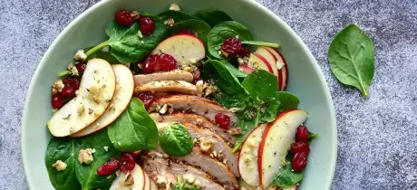 Salade de chapon, cranberries, pomme et noix caramélisées