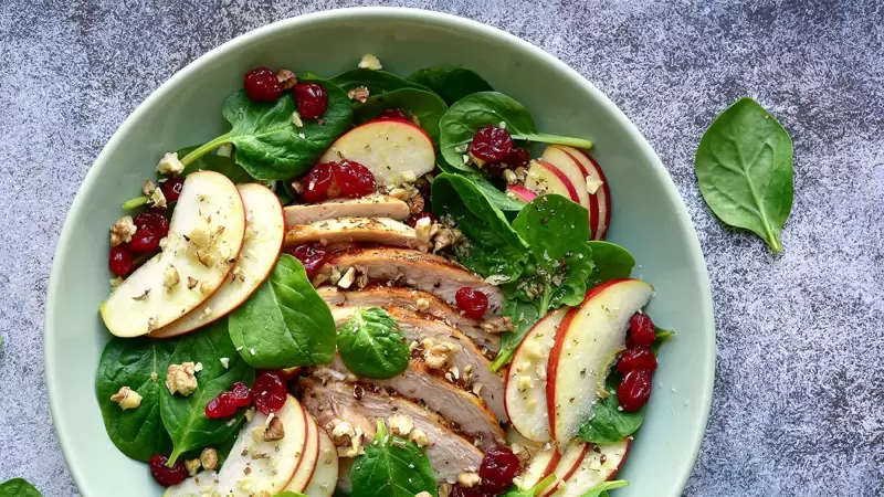 Salade de chapon, cranberries, pomme et noix caramélisées