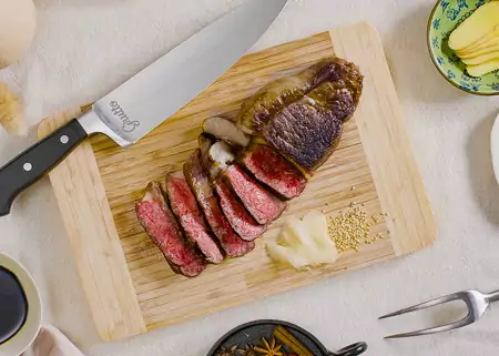 Serveer de entrecôte op een mooi bord of een plank