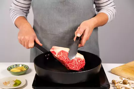Verhit de pan eerst goed heet op hoog vuur. Dit zo