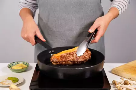 Haal daarna de entrecôte uit de pan en laat het vl