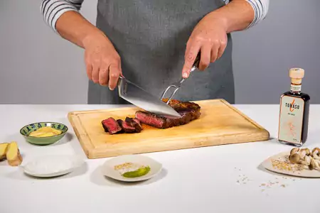 Snijd nu de gebakken entrecôte in gelijkmatige pla