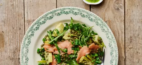 Linzensalade met warmgerookte zalm en rucolapesto