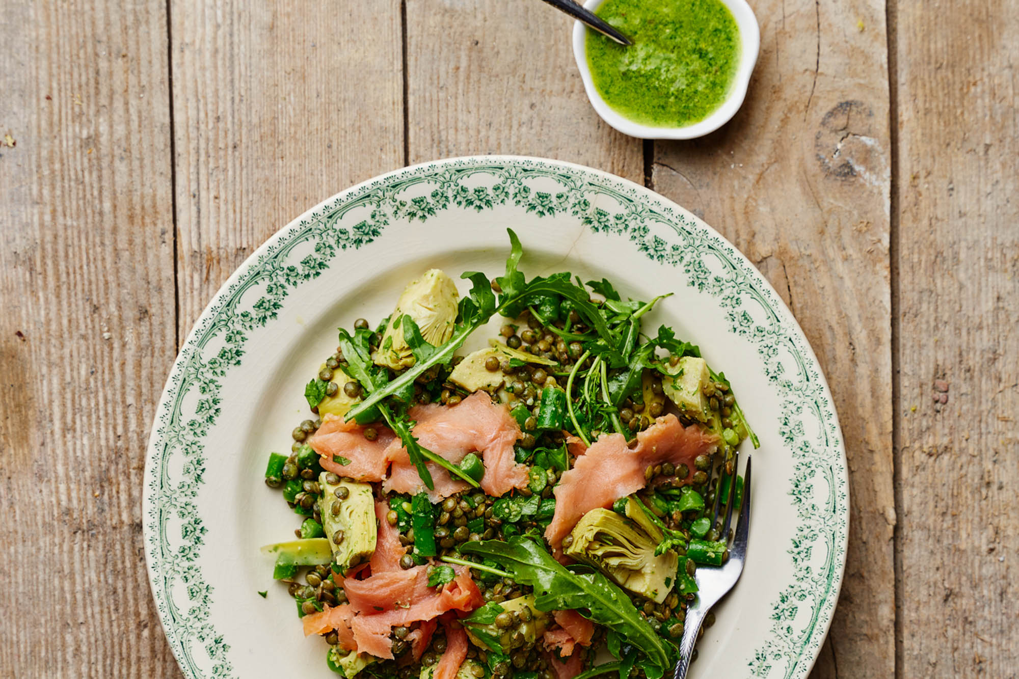 Linzensalade met warmgerookte Keta zalm en rucolapesto | Grutto