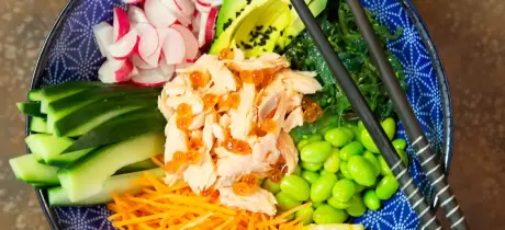 Poké bowl met warmgerookte zalm