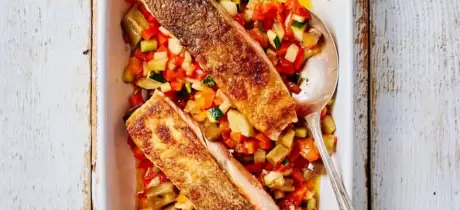 Ratatouille met gebakken zalm en venkeljus
