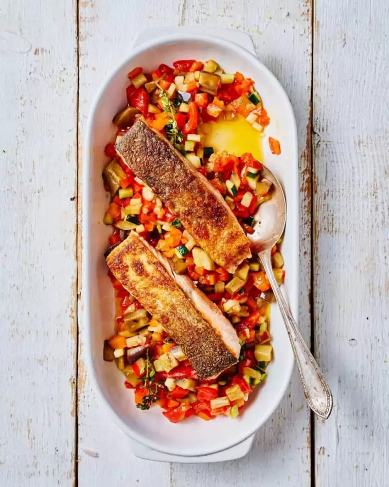 Ratatouille met gebakken zalm en venkeljus