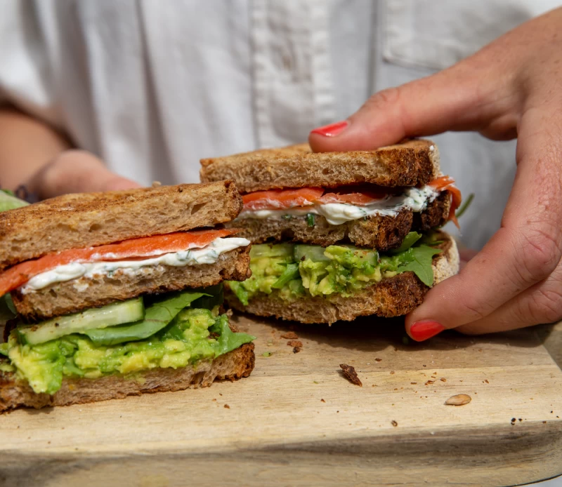 Sandwich met gerookte zalm en roomkaas
