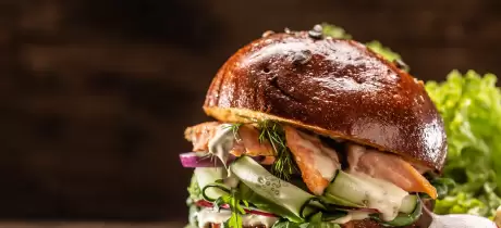 Burgerbol met zalm en dille