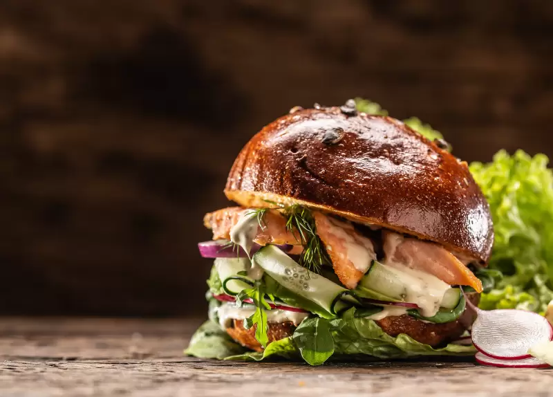 Burgerbol met zalm en dille