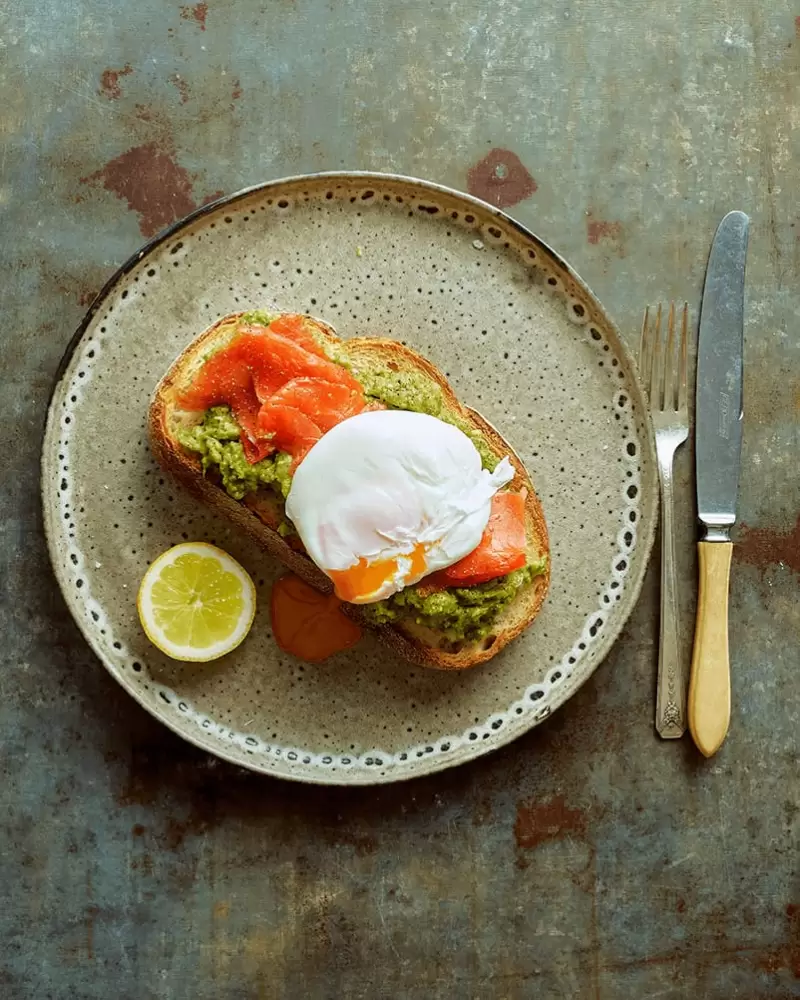 Zalm met gepocheerd ei op toast