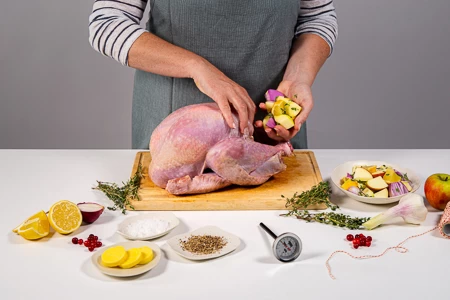 Zet het ovenrooster klaar op het aanrecht en verwa