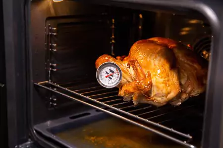 Check na 2,5 uur de kerntemperatuur. Is de kalkoen