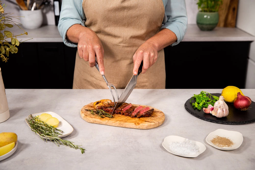 Haal de entrecote nu uit de pan en pak ze losjes i