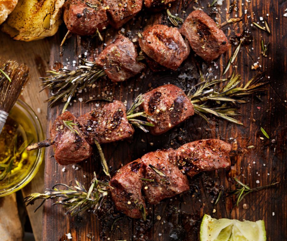 Heerlijke Barbecue Biefstuk Spiesjes met Lente-ui en Yoghurtdip
