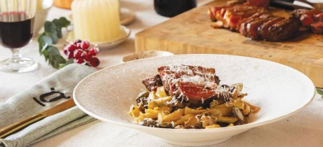 Entrecôte met tagliatelle en roomsaus