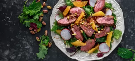 Salade met eendenborst, sinaasappel en spinazie