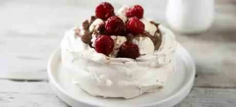 Traditionele mini Pavlova met frambozen