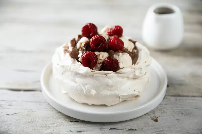 Traditionele mini Pavlova met frambozen