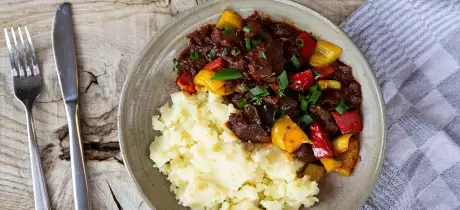 Hertengoulash met paprika en aardappelpuree