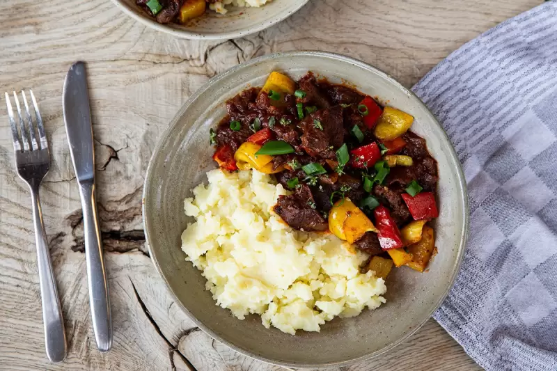 Hertengoulash met paprika en aardappelpuree