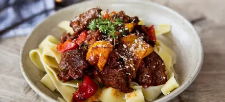 Tagliatelle met hertengoulash en groenten