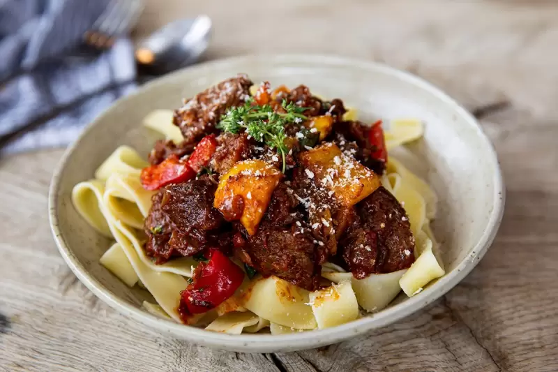 Tagliatelle met hertengoulash en groenten