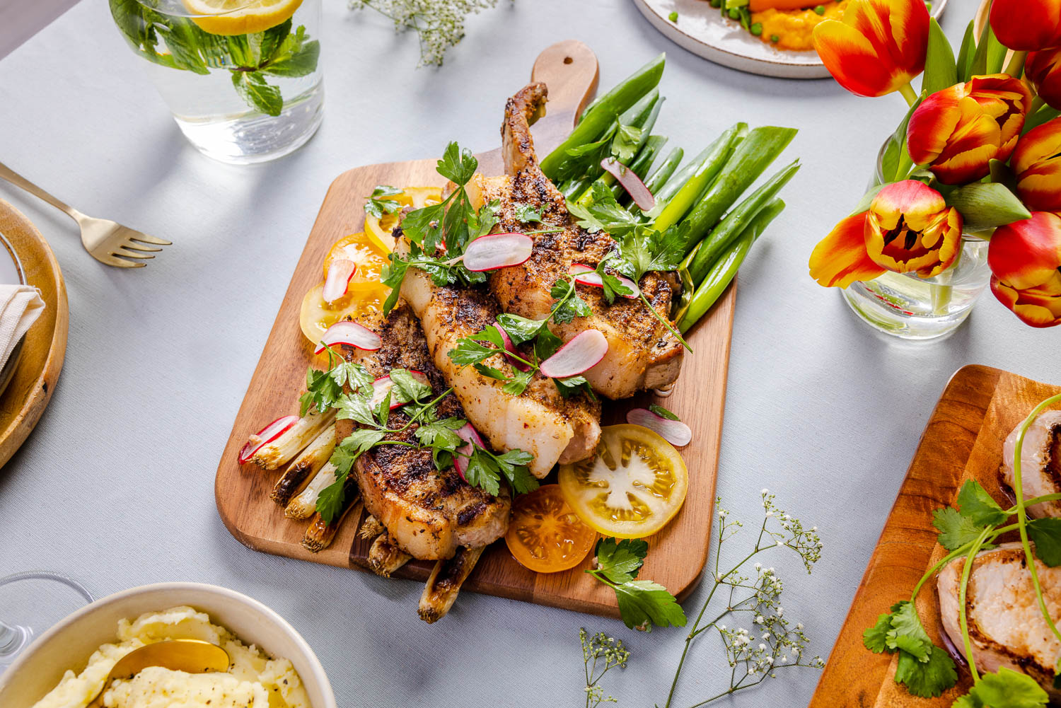 Côtes de porc aux radis et herbes fraîches