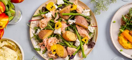 Salade met geroosterde zalmfilet en asperges