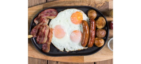 Chipolata of Merguez worstjes met spiegeleitje