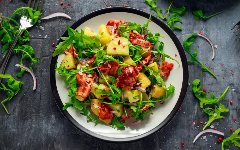 Salade de poitrine de porc grillée et pommes de terre